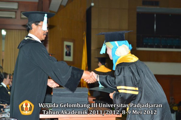 wisuda-unpad-gel-iii-2011_2012-fakultas-ilmu-budaya-oleh-dekan_002