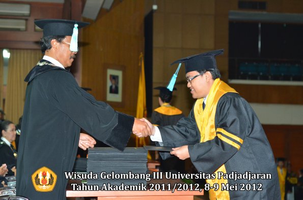 wisuda-unpad-gel-iii-2011_2012-fakultas-ilmu-budaya-oleh-dekan_004