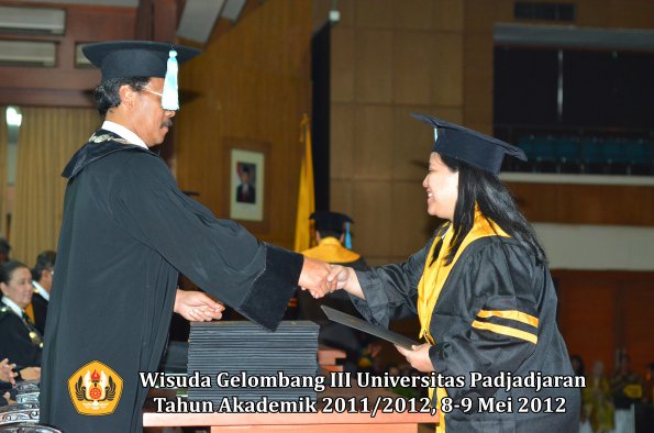 wisuda-unpad-gel-iii-2011_2012-fakultas-ilmu-budaya-oleh-dekan_005