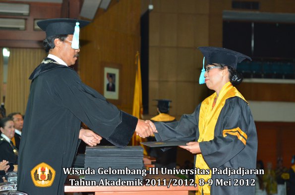 wisuda-unpad-gel-iii-2011_2012-fakultas-ilmu-budaya-oleh-dekan_007