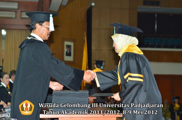 wisuda-unpad-gel-iii-2011_2012-fakultas-ilmu-budaya-oleh-dekan_008