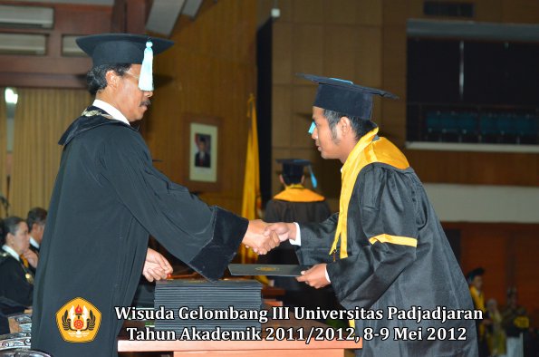 wisuda-unpad-gel-iii-2011_2012-fakultas-ilmu-budaya-oleh-dekan_016