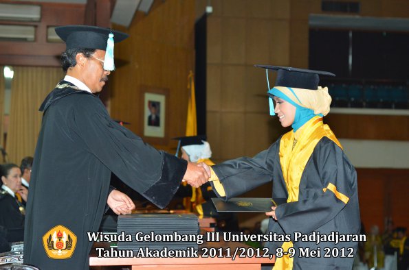 wisuda-unpad-gel-iii-2011_2012-fakultas-ilmu-budaya-oleh-dekan_019