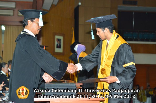 wisuda-unpad-gel-iii-2011_2012-fakultas-ilmu-budaya-oleh-dekan_021