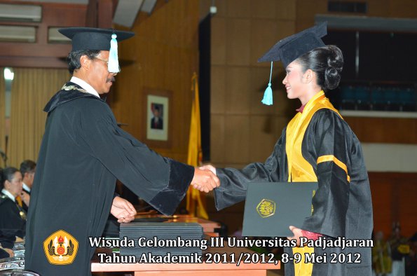 wisuda-unpad-gel-iii-2011_2012-fakultas-ilmu-budaya-oleh-dekan_022