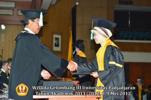 wisuda-unpad-gel-iii-2011_2012-fakultas-ilmu-budaya-oleh-dekan_023