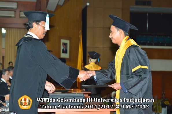 wisuda-unpad-gel-iii-2011_2012-fakultas-ilmu-budaya-oleh-dekan_024