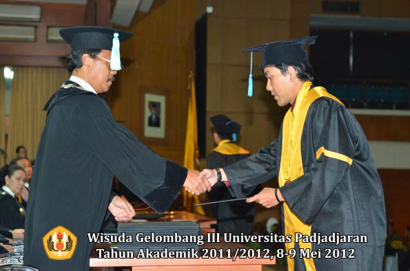 wisuda-unpad-gel-iii-2011_2012-fakultas-ilmu-budaya-oleh-dekan_025