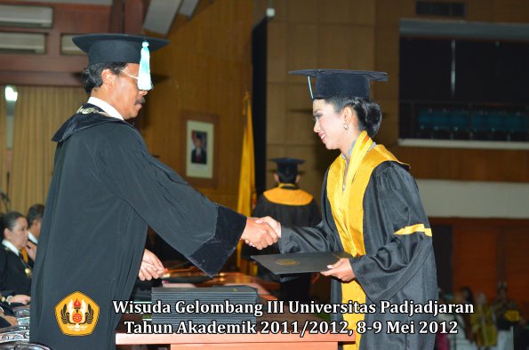 wisuda-unpad-gel-iii-2011_2012-fakultas-ilmu-budaya-oleh-dekan_026