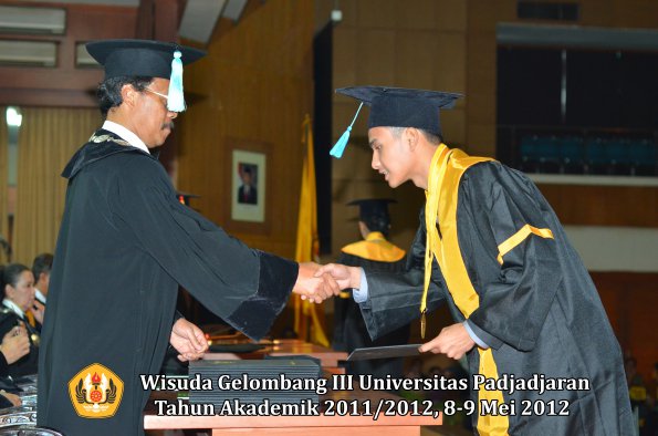 wisuda-unpad-gel-iii-2011_2012-fakultas-ilmu-budaya-oleh-dekan_027