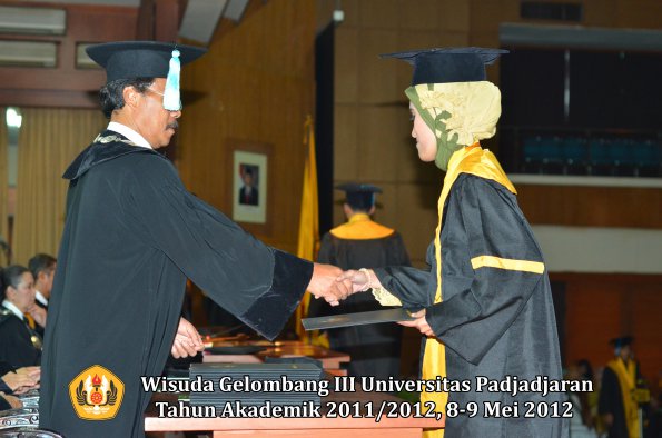 wisuda-unpad-gel-iii-2011_2012-fakultas-ilmu-budaya-oleh-dekan_028