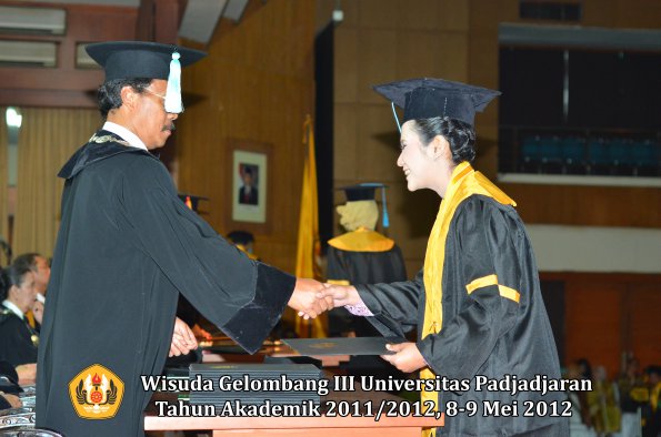 wisuda-unpad-gel-iii-2011_2012-fakultas-ilmu-budaya-oleh-dekan_029