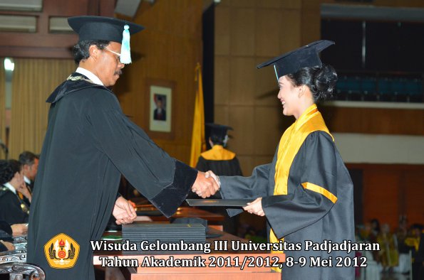 wisuda-unpad-gel-iii-2011_2012-fakultas-ilmu-budaya-oleh-dekan_030