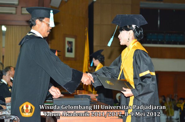 wisuda-unpad-gel-iii-2011_2012-fakultas-ilmu-budaya-oleh-dekan_031