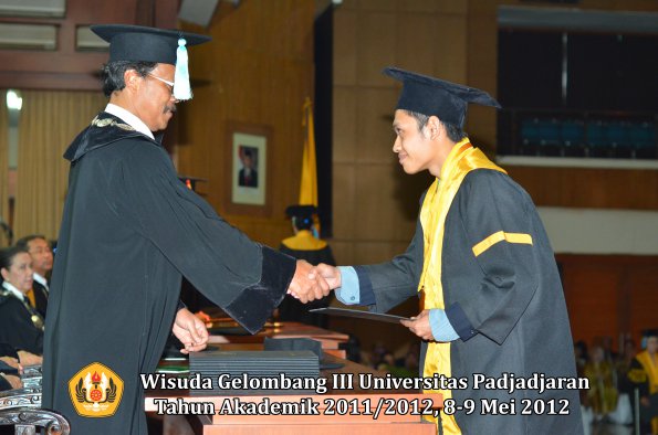 wisuda-unpad-gel-iii-2011_2012-fakultas-ilmu-budaya-oleh-dekan_032