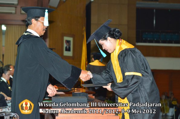 wisuda-unpad-gel-iii-2011_2012-fakultas-ilmu-budaya-oleh-dekan_033