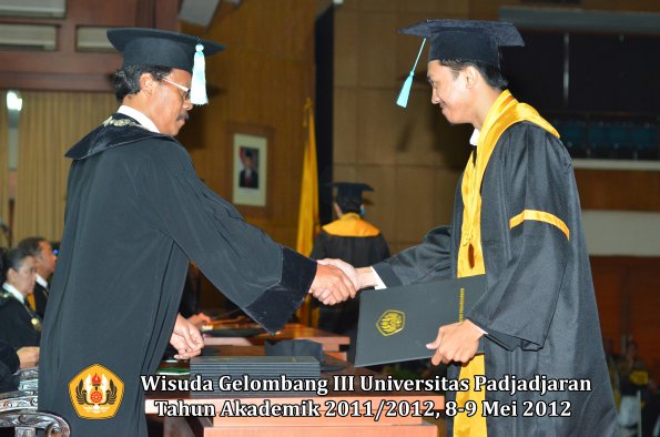 wisuda-unpad-gel-iii-2011_2012-fakultas-ilmu-budaya-oleh-dekan_034