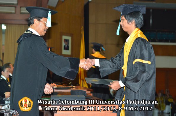 wisuda-unpad-gel-iii-2011_2012-fakultas-ilmu-budaya-oleh-dekan_035