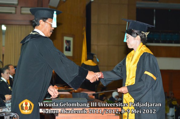 wisuda-unpad-gel-iii-2011_2012-fakultas-ilmu-budaya-oleh-dekan_036