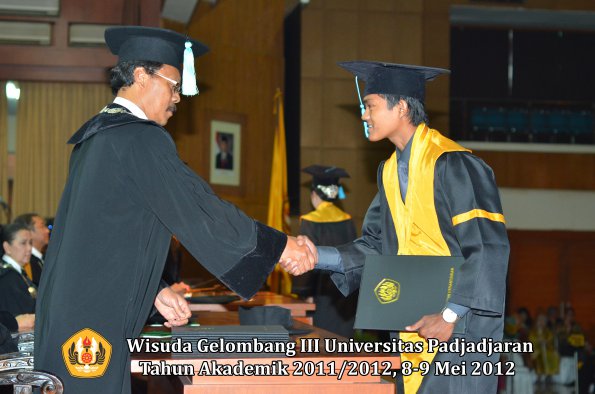 wisuda-unpad-gel-iii-2011_2012-fakultas-ilmu-budaya-oleh-dekan_037