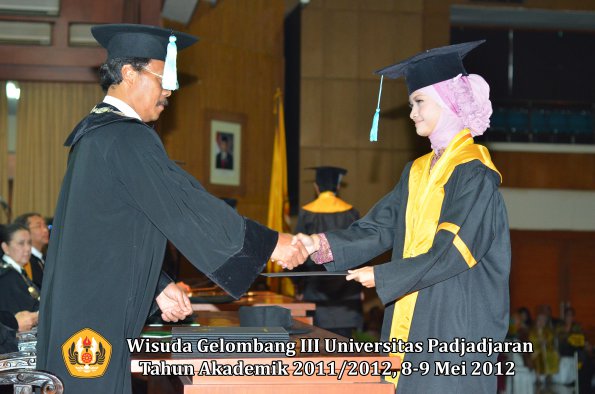 wisuda-unpad-gel-iii-2011_2012-fakultas-ilmu-budaya-oleh-dekan_038