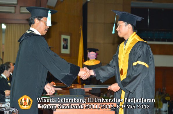 wisuda-unpad-gel-iii-2011_2012-fakultas-ilmu-budaya-oleh-dekan_039