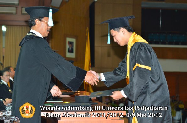 wisuda-unpad-gel-iii-2011_2012-fakultas-ilmu-budaya-oleh-dekan_040