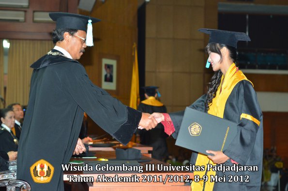 wisuda-unpad-gel-iii-2011_2012-fakultas-ilmu-budaya-oleh-dekan_041