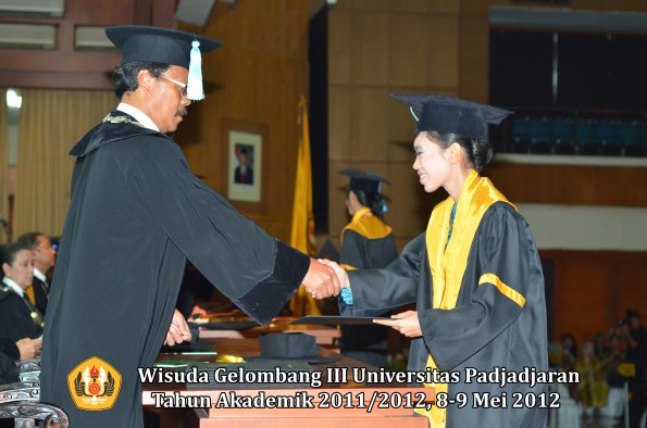 wisuda-unpad-gel-iii-2011_2012-fakultas-ilmu-budaya-oleh-dekan_042