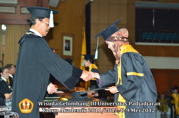 wisuda-unpad-gel-iii-2011_2012-fakultas-ilmu-budaya-oleh-dekan_043