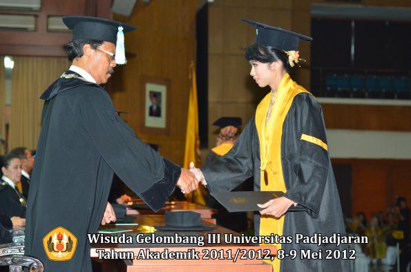 wisuda-unpad-gel-iii-2011_2012-fakultas-ilmu-budaya-oleh-dekan_044