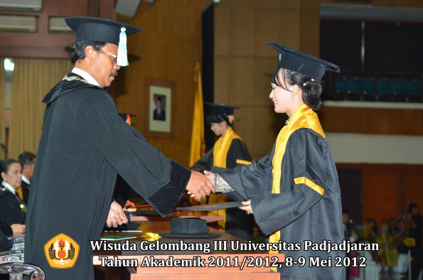 wisuda-unpad-gel-iii-2011_2012-fakultas-ilmu-budaya-oleh-dekan_045