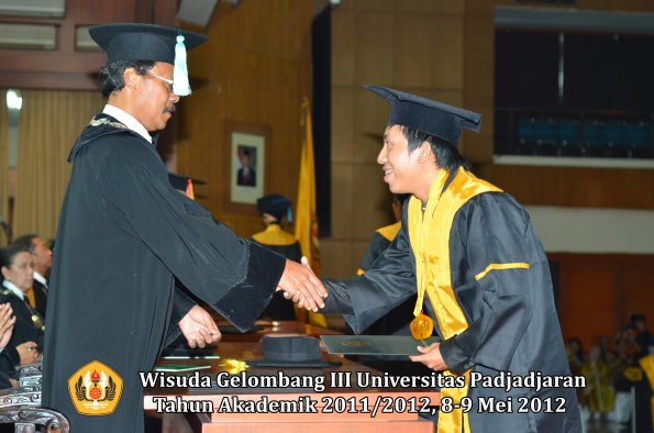 wisuda-unpad-gel-iii-2011_2012-fakultas-ilmu-budaya-oleh-dekan_046