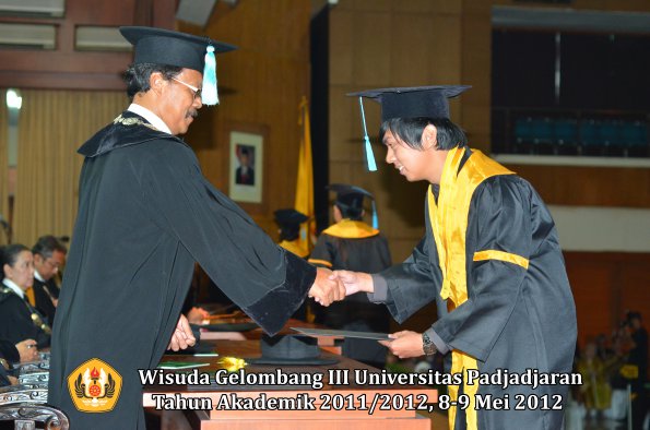 wisuda-unpad-gel-iii-2011_2012-fakultas-ilmu-budaya-oleh-dekan_047