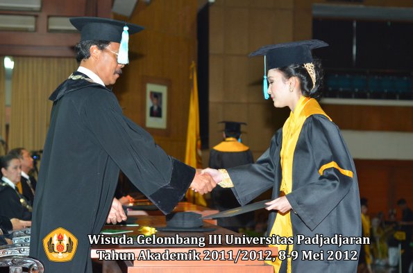 wisuda-unpad-gel-iii-2011_2012-fakultas-ilmu-budaya-oleh-dekan_048