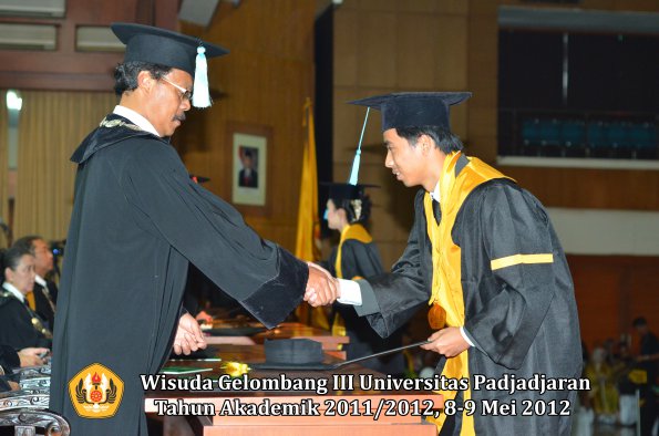 wisuda-unpad-gel-iii-2011_2012-fakultas-ilmu-budaya-oleh-dekan_049