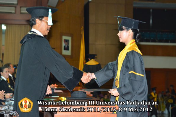 wisuda-unpad-gel-iii-2011_2012-fakultas-ilmu-budaya-oleh-dekan_050