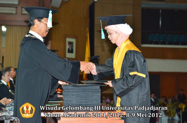 wisuda-unpad-gel-iii-2011_2012-fakultas-ilmu-budaya-oleh-dekan_051