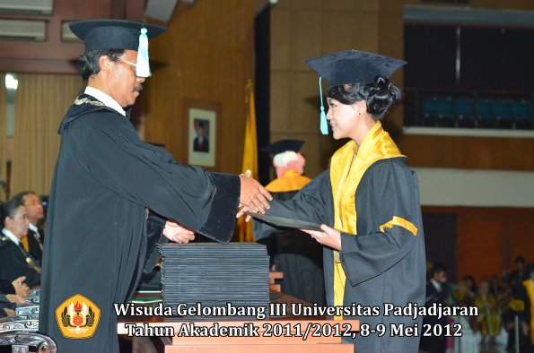 wisuda-unpad-gel-iii-2011_2012-fakultas-ilmu-budaya-oleh-dekan_052