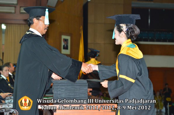 wisuda-unpad-gel-iii-2011_2012-fakultas-ilmu-budaya-oleh-dekan_053