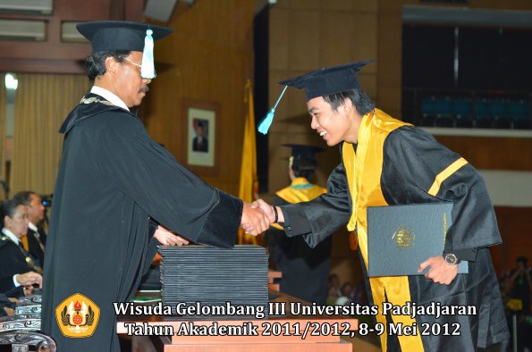 wisuda-unpad-gel-iii-2011_2012-fakultas-ilmu-budaya-oleh-dekan_054