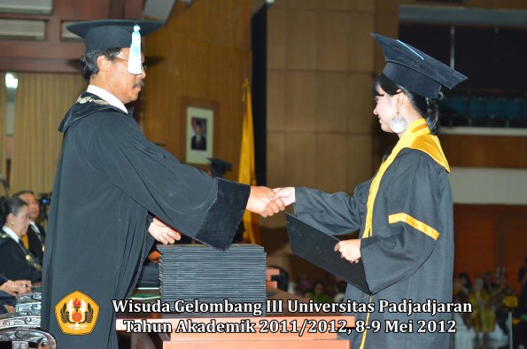 wisuda-unpad-gel-iii-2011_2012-fakultas-ilmu-budaya-oleh-dekan_055