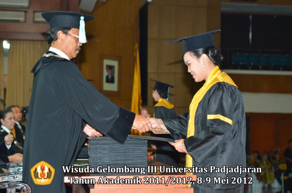 wisuda-unpad-gel-iii-2011_2012-fakultas-ilmu-budaya-oleh-dekan_057