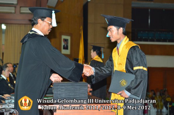 wisuda-unpad-gel-iii-2011_2012-fakultas-ilmu-budaya-oleh-dekan_058