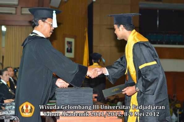 wisuda-unpad-gel-iii-2011_2012-fakultas-ilmu-budaya-oleh-dekan_059