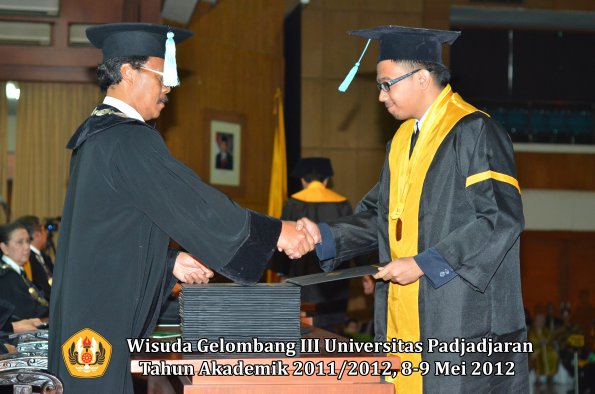 wisuda-unpad-gel-iii-2011_2012-fakultas-ilmu-budaya-oleh-dekan_060