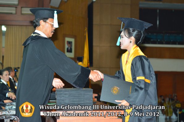 wisuda-unpad-gel-iii-2011_2012-fakultas-ilmu-budaya-oleh-dekan_061