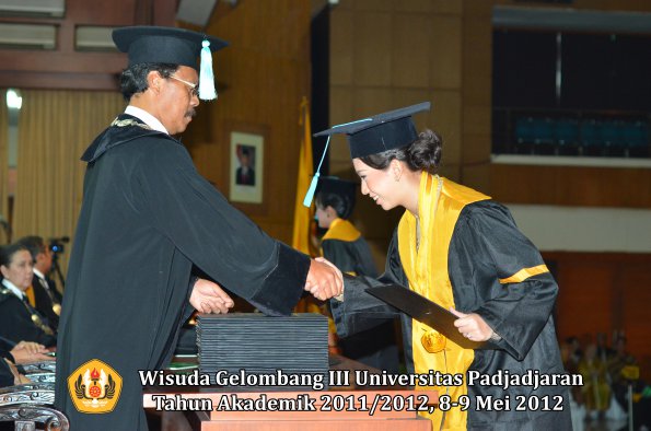 wisuda-unpad-gel-iii-2011_2012-fakultas-ilmu-budaya-oleh-dekan_062