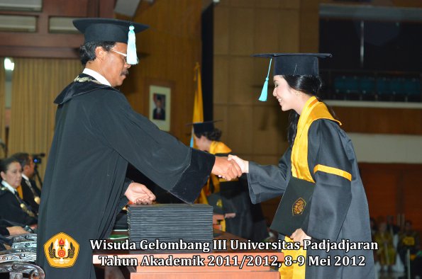 wisuda-unpad-gel-iii-2011_2012-fakultas-ilmu-budaya-oleh-dekan_063