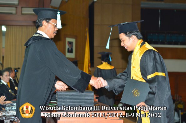 wisuda-unpad-gel-iii-2011_2012-fakultas-ilmu-budaya-oleh-dekan_064